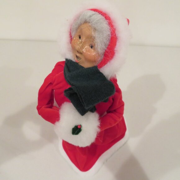 Christmas 2000 Byers’ Choice Caroler Mrs. Claus in Red Velvet Dress Green Scarf - Picture 13 of 16